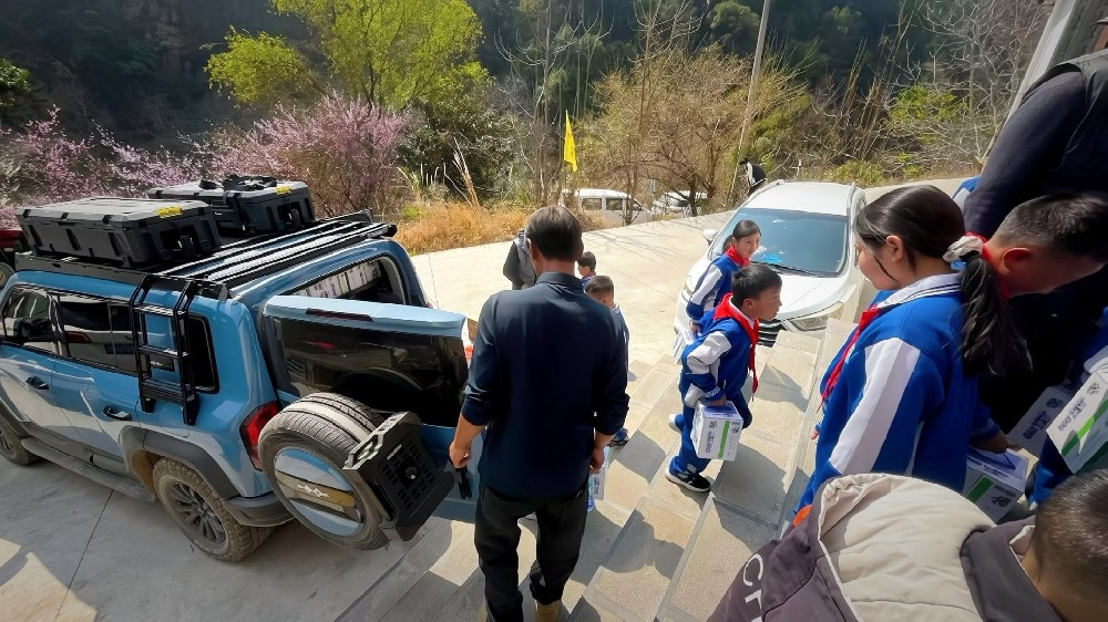 Donate supplies to impoverished mountainous areas